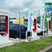 ファミリーマート秋田御所野湯本店で運用開始した「テスラ・スーパーチャージャー」