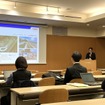 土木関係の研究者らが集まるシンポジウムで、事業の実績やFRPに関わる知見を発表する松井さん