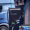 メルセデスベンツトラックの顧客向けに電動商用車への移行を支援するコンサルティングサービス「TruckCharge」を英国で開始