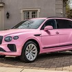 キャンディピンクで塗装された『ベンテイガ・エクステンデッド・ホイールベース（EWB）』