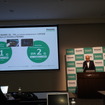 スライドで説明するパナソニックオートモーティブシステムズ 永易正吏社長