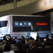 【東京ショー2002速報】いすゞ『FL-4』はディスプレイも兼ねてます---これもアイデア