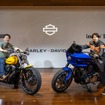 ハーレーダビッドソン ブレイクアウトとローライダーST。発表会にはサッカー元日本代表の内田篤人さん（右）が登場