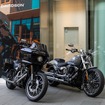 HARLEY-DAVIDSON Café に展示されたブレイクアウトとローライダーST