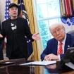 マスク氏（黒いキャップの人物、5月30日）