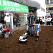 【夏休み】耕うん機の操作を体験！　都心に畑が
