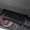 運転席の下のわずかなスペースにインストールされているのはカロッツェリアXのパワーアンプであるRS-A99X。