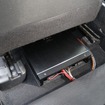 運転席／助手席ともにパワーアンプのサイズは完全には収めきれず、後部座席の足もとスペースにせり出しているのがわかる。
