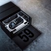 最初の59部には、日本のモデル専門メーカーMake Upが製作した1:18スケールのマクラーレンF1 GTR（シャシー01R）が特別に付属