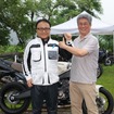 自工会・二輪車委員会委員長の設楽元文氏（左）と自工会 常務理事の江坂行弘氏（右）