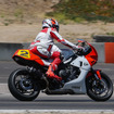 元世界王者ウェイン・レイニーが特別な『XSR900 GP』でラグナセカを駆け抜けた
