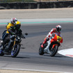 元世界王者ウェイン・レイニーが特別な『XSR900 GP』でラグナセカを駆け抜けた