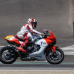 元世界王者ウェイン・レイニーが特別な『XSR900 GP』でラグナセカを駆け抜けた
