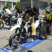 新型『DR-Z4S』『DR-Z4SM』が展示された「スズキ モーターサイクルコレクション2025」（7月19日）