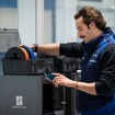 BMWが3Dプリンター製造で発生する廃棄粉末と使用済み部品をリサイクルし、新たな部品製造に活用