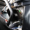 センタークラスター下部のパネルを外すと中のデッドスペースにブラムのDSPアンプであるRA704 DSP Proが設置されている。