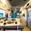 フィアットデュカトの車両の中に、広々とした家族の空間が広がる