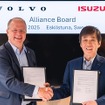 契約締結式。ボルボ・グループのルンドステット プレジデント兼CEO（左）といすゞの片山正則 会長兼CEO