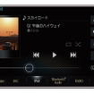 『iPod』を再生時の車載機器の表示例（三菱電機・ダイヤトーンサウンドナビ）。