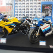 日本初公開となった新型スズキ『GSX-R1000R』（左）と元祖「GSX-R750」（右）