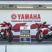 #21 YAMAHA RACING TEAMの「YZF-R1」レプリカ（左）と1999年の「YZF-R7」（右）