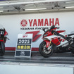 #21 YAMAHA RACING TEAMの「YZF-R1」レプリカ（左）と1999年の「YZF-R7」（右）