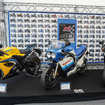 スズキ GSX-R1000R（左）と初代GSX-R750（中）、GSX-R400（右）