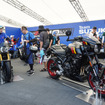 スズキ GSX-8T（左）とスズキ GSX-8TT（右）（鈴鹿8耐2025）