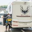 キャンピングカーの大型荷台から荷物を取り出す鳥羽海渡選手
