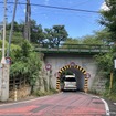 小金井市東町の西武線ガード（5丁目側）。手前左手が二枚橋の坂
