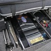 運転席／助手席のシート下にもARCオーディオのパワーアンプである420SE-Tradがインストールされている。