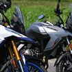 スズキ Vストローム800DE（左）とVストローム800（右）