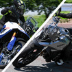 スズキ Vストローム800DE（左）とVストローム800（右）