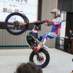 ヤマハの電動トライアルバイクによる黒山健一選手のデモンストレーション
