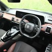インテリアはブラウンとブラックの2トーン仕上げで、従来のスズキ車とは違った新たなデザインをアピールした