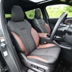 たっぷりしたシートサイズはサーキット走行でも身体をしっかりとホールド。運転席側はパワーシートとなっていた