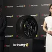 横浜ゴムの代表取締役社長兼COO 清宮眞二氏と俳優の吉岡里帆さん