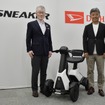 ダイハツ工業の井上雅代表取締役社長（向かって右）と製品企画部プロジェクト責任者、鐘堂信吾氏