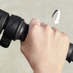 ダイハツ e-SNEAKER：3ステップでお出かけ。（3）ブレーキレバーを離し、アクセルグリップを回して前進する