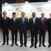 ブースを来訪した石破総理大臣（中央）とロウレンソ　アンゴラ共和国大統領（中央右）