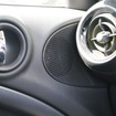 ドア上部には純正のスピーカー取り付け位置がある。ここに取り付けられているのがブラムの13cmスピーカー（S100N24 BMW）。