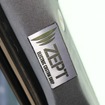 Aピラーに施されたショップロゴのエンブレム。アクリルを使ったイルミ効果も備えて車内ドレスアップに一役買う。