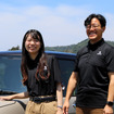 デザイナーの長嶋みのりさん（左）と開発責任者の竹中秀昭さん（右）