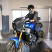 開発の過程では、企画や設計、デザイナーなどが、実車を囲んで「ワイガヤ」で作り込んだ。