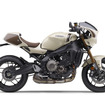 前後カウルを装着したアイボリーのXSR900 2025年モデル