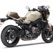 前後カウルを装着したアイボリーのXSR900 2025年モデル
