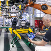 メルセデスベンツが独デュッセルドルフ工場にロボット犬「アリス」導入