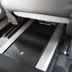 運転席下に収められているのはデジタルインテグレーテッドアンプのRS-A9X。後端部分にパネルを設けて車内に融合させている。