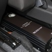 センタートンネル部分に取り付けられているのはマイクロプレシジョンのシリーズ7DC/DCコンバーターだ。