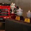 チーム三菱ラリーアート トライトン レプリカと優勝カップ